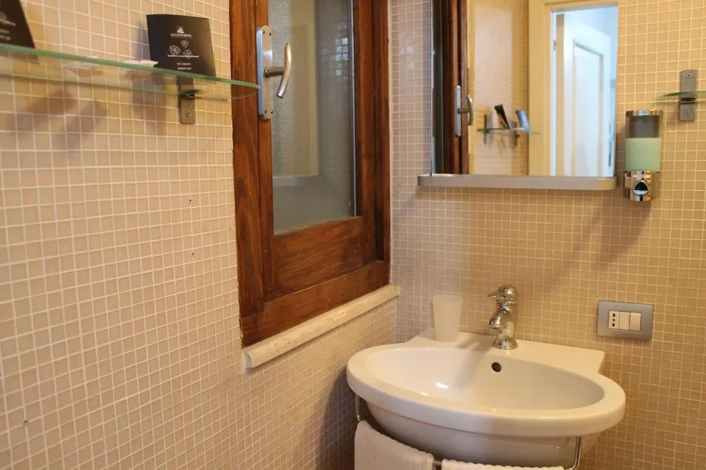 Room, Relais Arco Della Pace, Rome