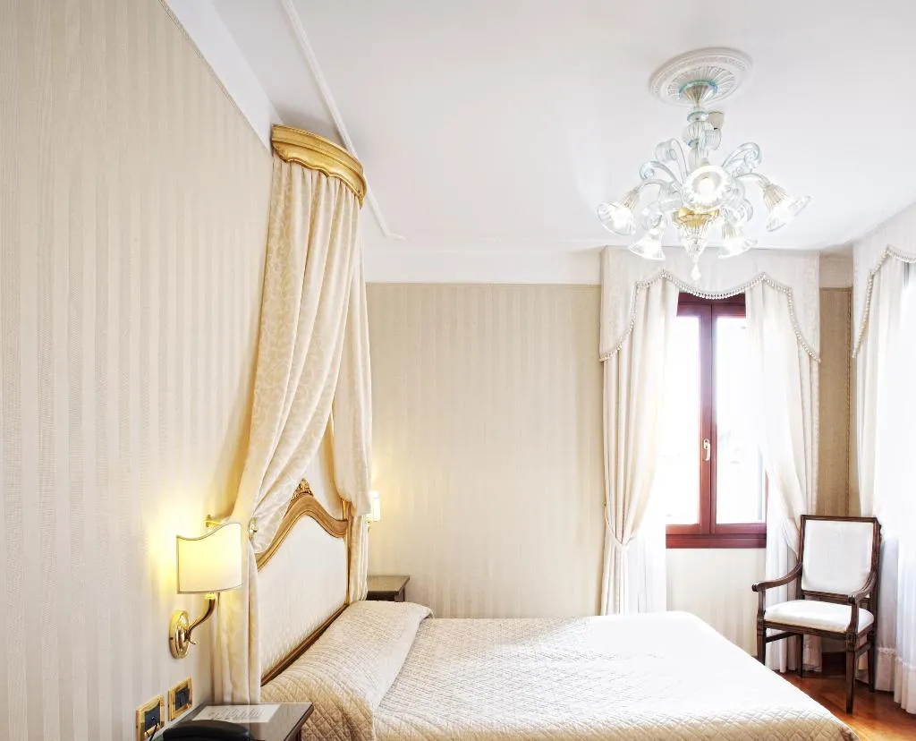 JUNIOR SUITE CANAL VIEW Room, Ca' d'Oro, Venice