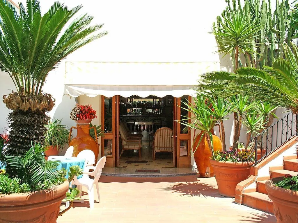 Terrace, Hotel Park Calitto, Naples