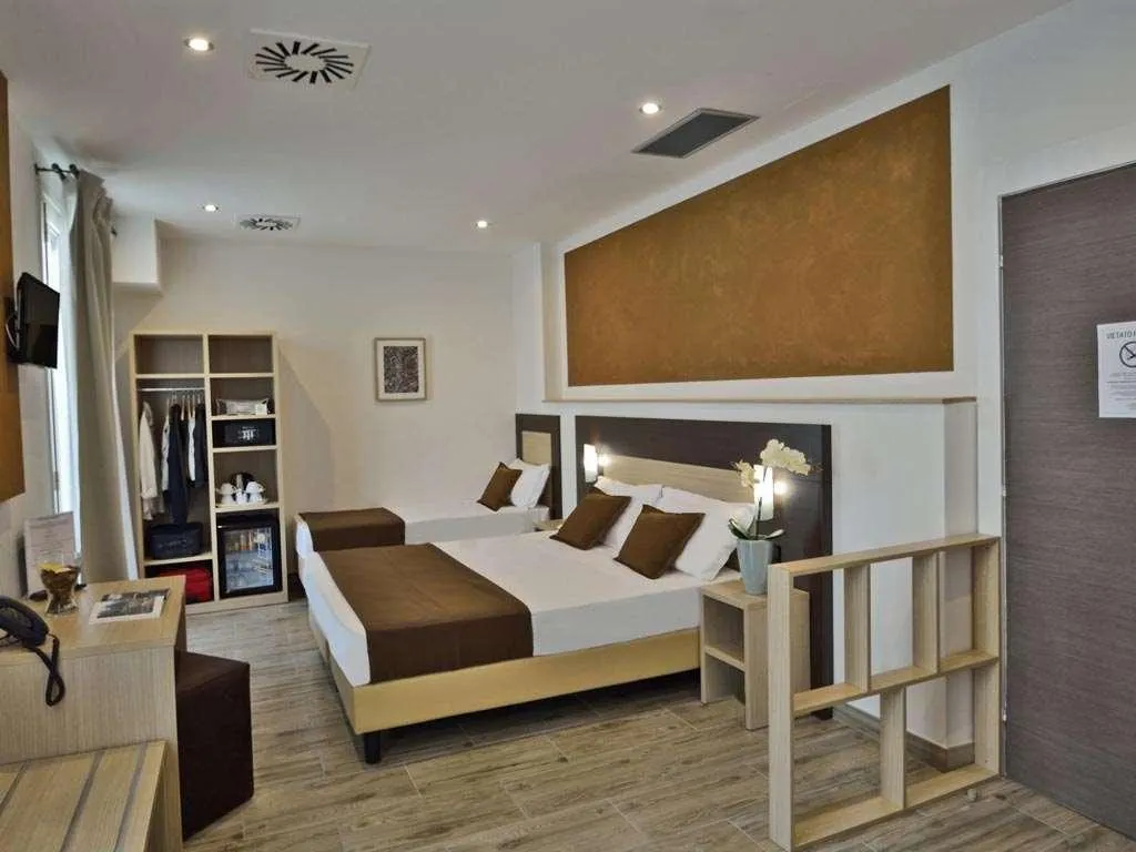 Room, Luxor Florence, Florence