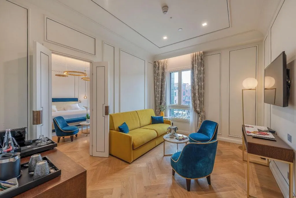 SUITE KING SIZE BED Room, H10 Palazzo Canova, Venice