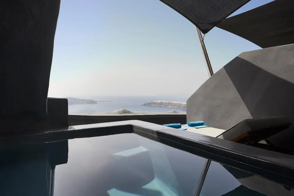SUITE TWO BEDROOMS WITH PRIVATE POOL Room, Kivotos Santorini, Santorini