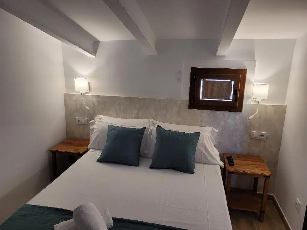 TRIPLE BASIC Room, Casal de Petra - Rooms & Pool, Majorca