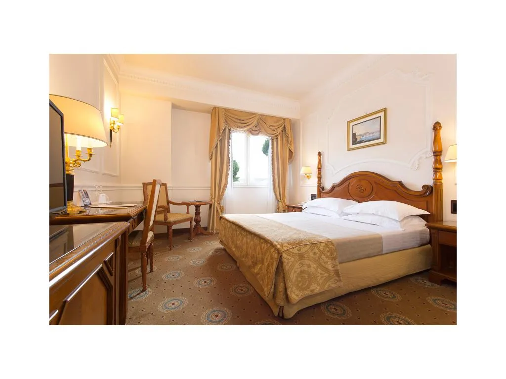 Room, Grand Hotel Vanvitelli, Naples