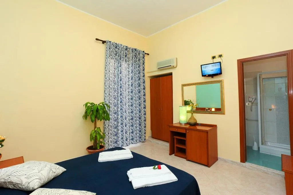 Room, Hotel Pisa, Naples
