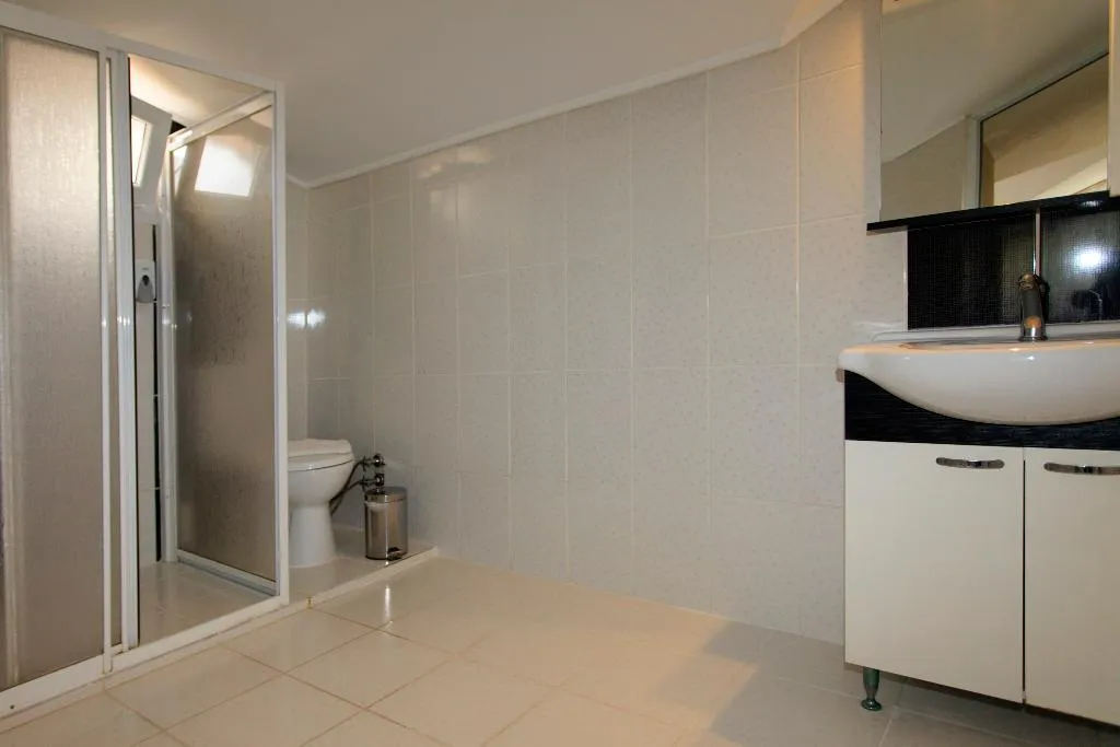 Room, Green Peace, Dalaman
