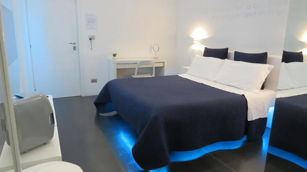 Room, Skyhouse Chiatamone, Naples