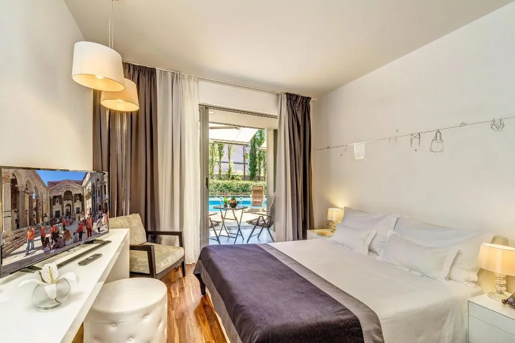 Room, Oasis Life, Split