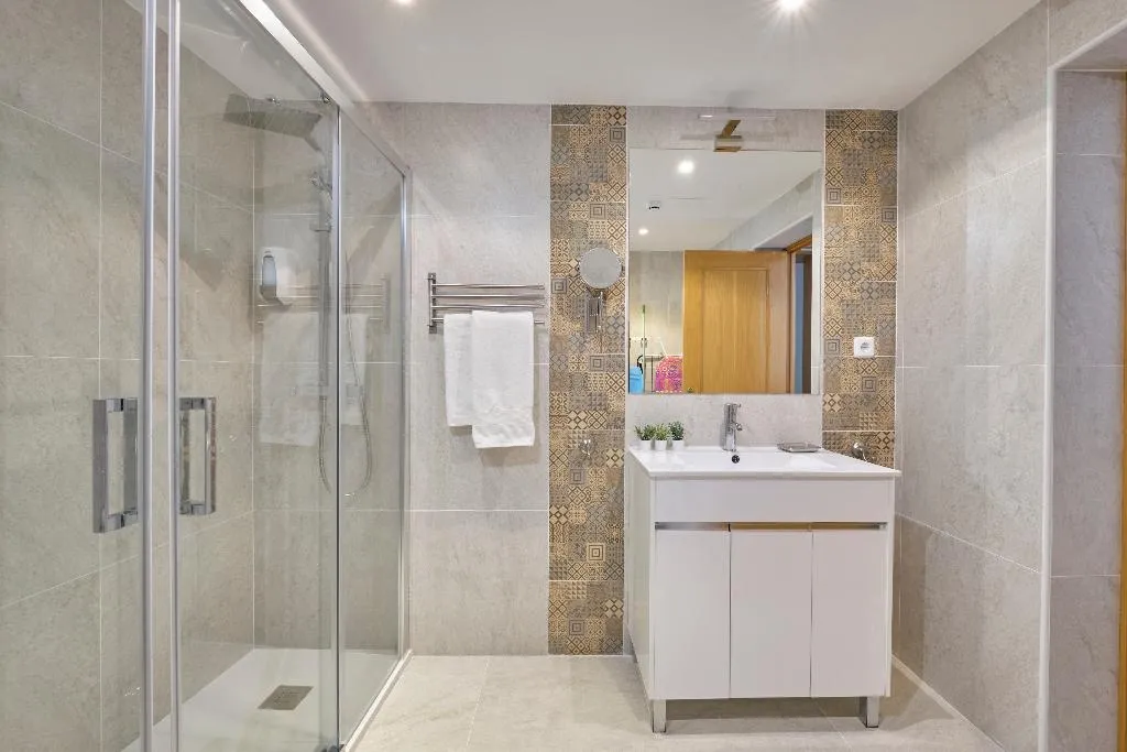 APARTMENT THREE BEDROOMS Room, Apartamentos en Sol, Madrid