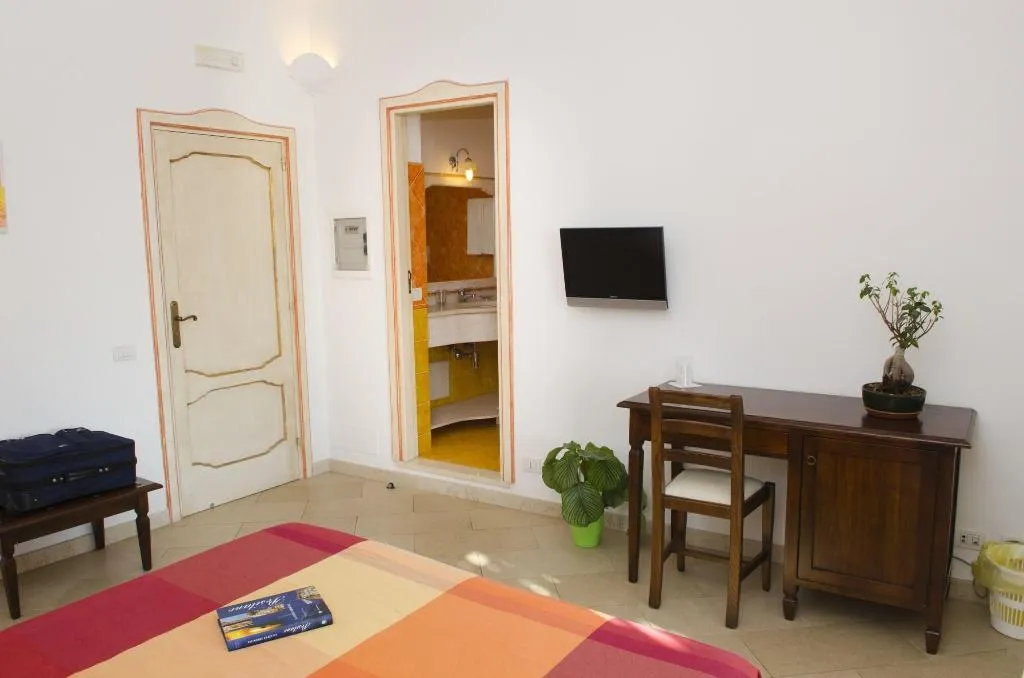 Room, Il Pertuso, Naples