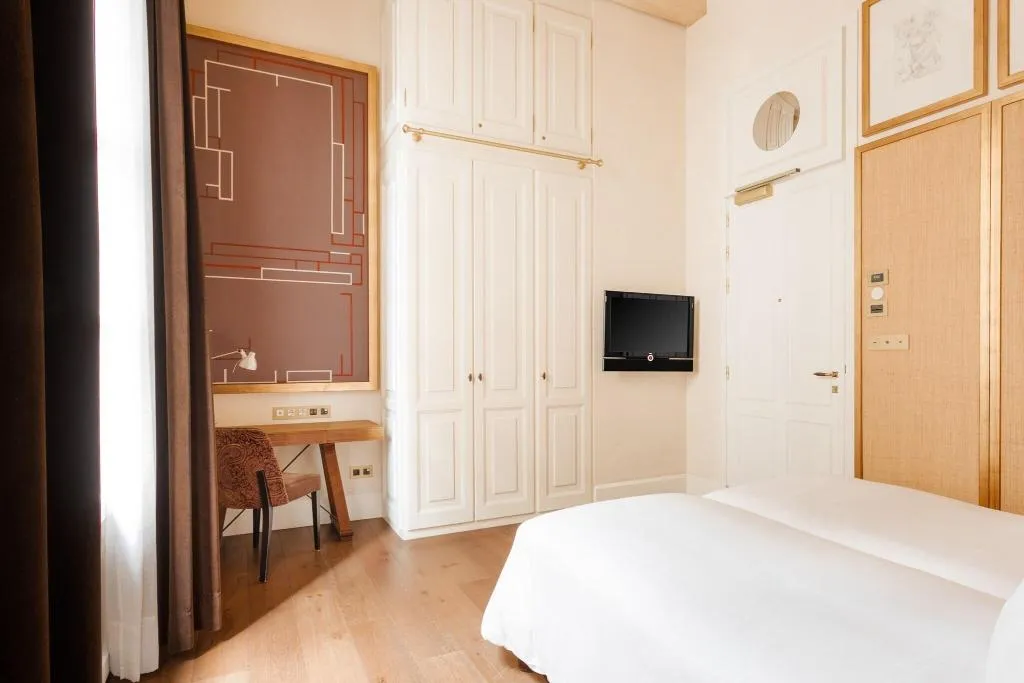 Double or Twin TWO BEDS Room, Do: Placa Reial, Barcelona