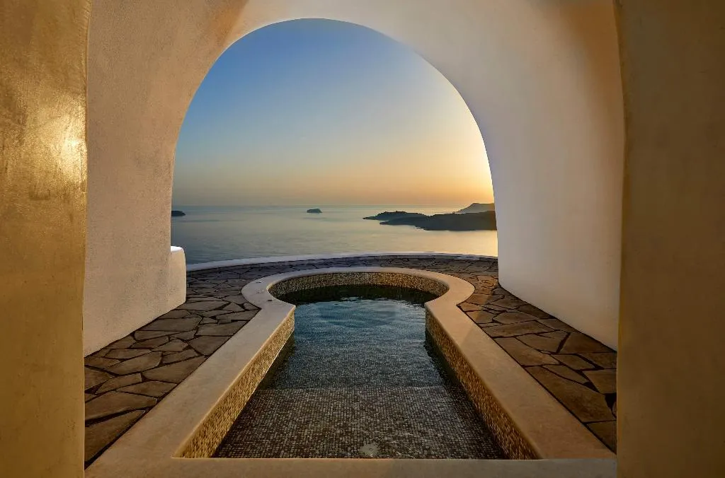 SUITE DELUXE WITH JACUZZI Room, Petit Palace, Santorini