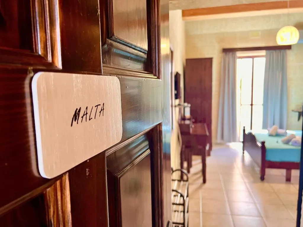 Room, Grotto's Paradise B&B, Gozo