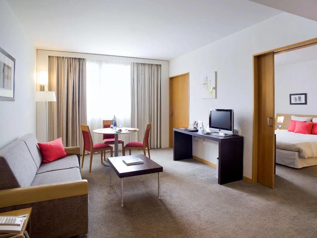 SUITE KING SIZE BED Room, Novotel Barcelona Cornella, Barcelona