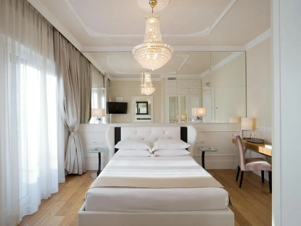 Room, Luxury Suite Milano Duomo, Milan