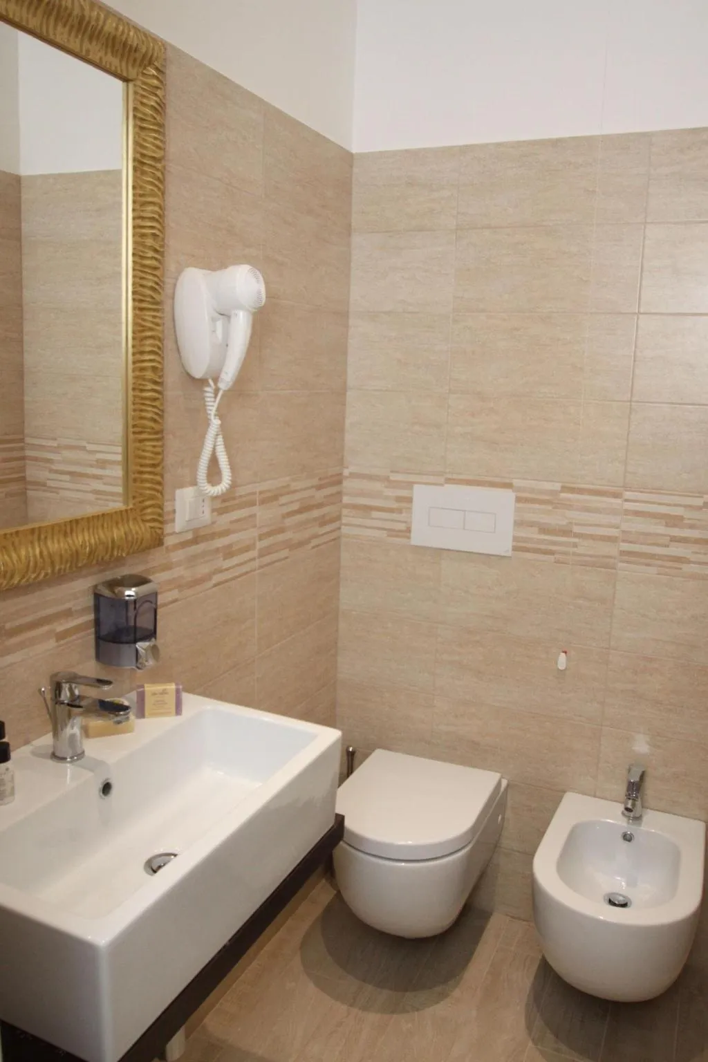 Room, Interno 2 Roma, Naples
