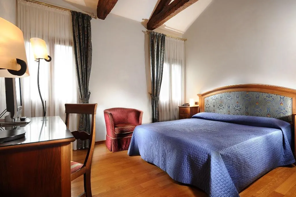 Room, Abbazia, Venice