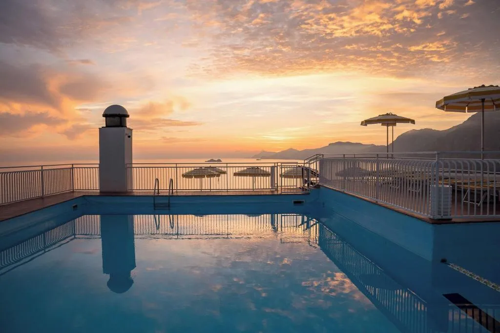 Pool, Tramonto D'oro, Naples