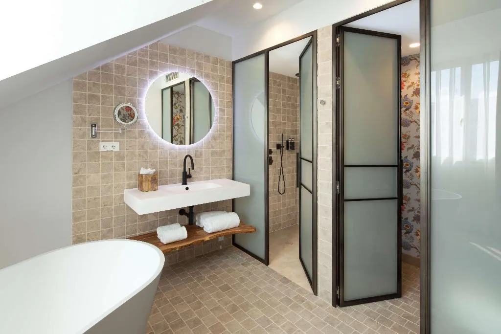 Room, Atocha Hotel Madrid, Tapestry Collection by Hilton, Madrid