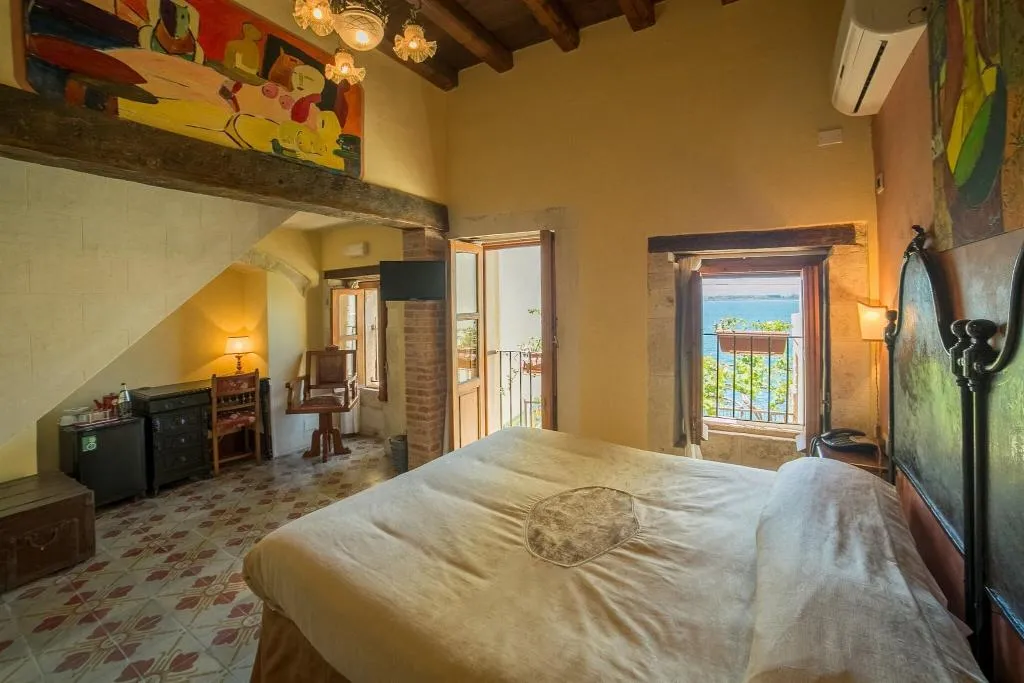 DOUBLE SEA VIEW Room, Charme Henry S House, Catania