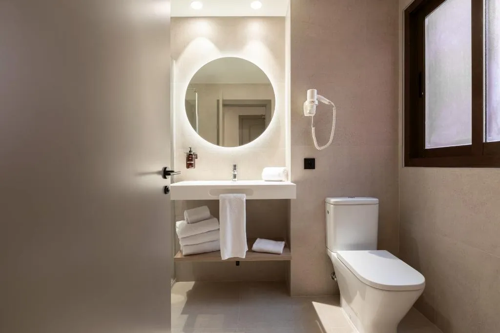 TRIPLE SUPERIOR Room, Acta Piramides, Madrid