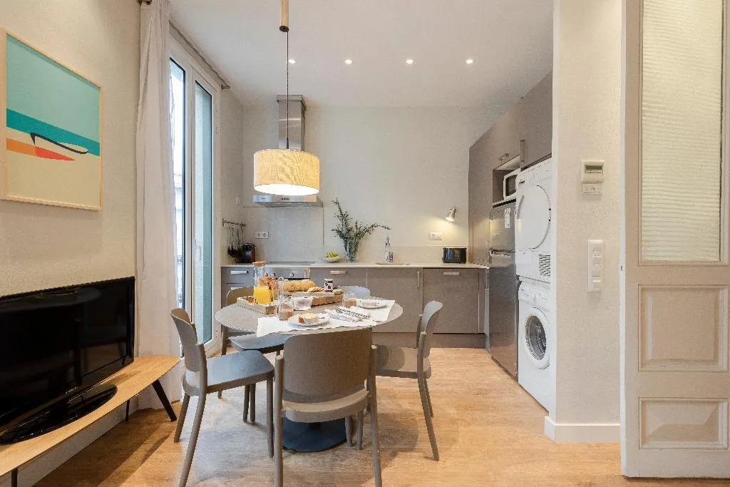 APARTMENT CAPACITY 4 TWO BEDROOMS Room, Aspasios Urquinaona Design, Barcelona