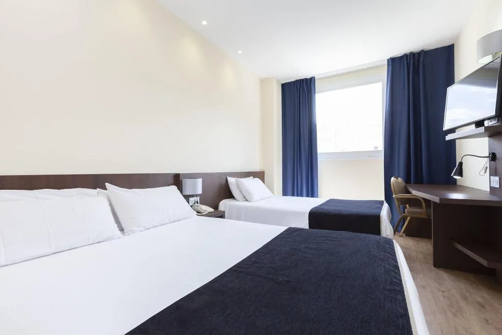 TRIPLE STANDARD Room, Hotel Olympia Universidades, Valencia