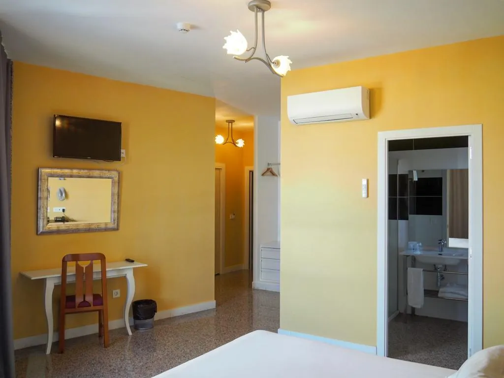 TRIPLE STANDARD Room, Hotel Humanes, Madrid
