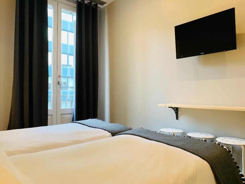 TRIPLE Shared external bathroom Room, Super Balmes Guest House, Barcelona