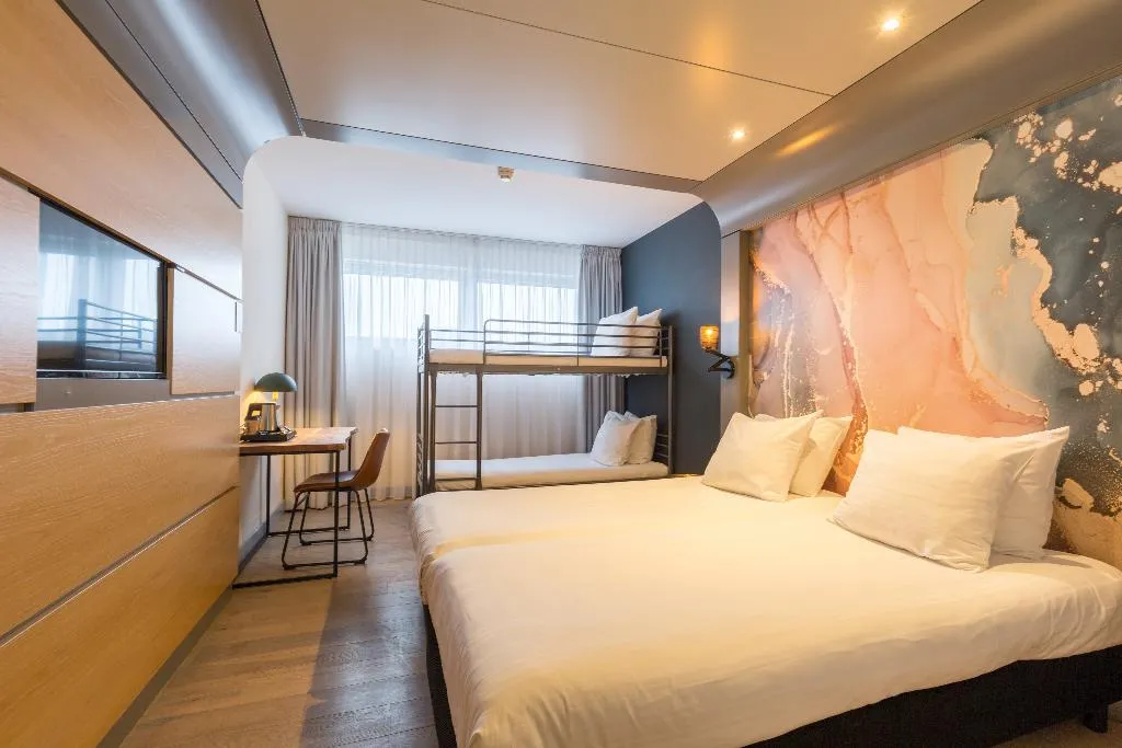 QUADRUPLE COMFORT Room, Leonardo Hotel Almere City Center, Amsterdam