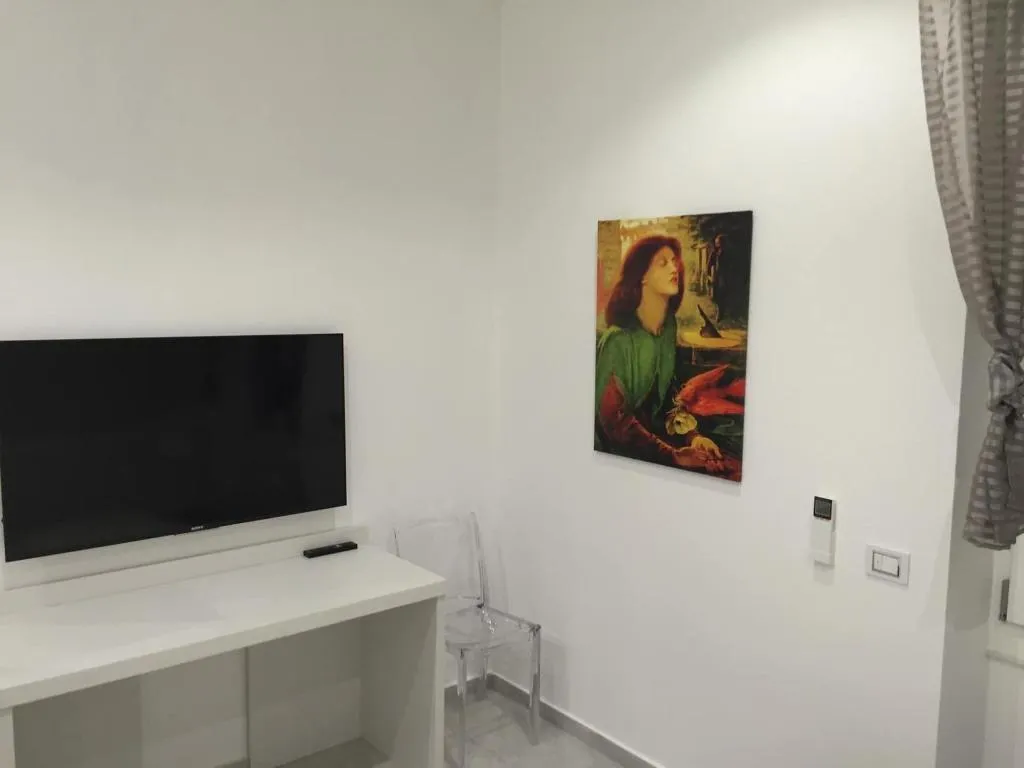 Lobby, Picaflor, Milan