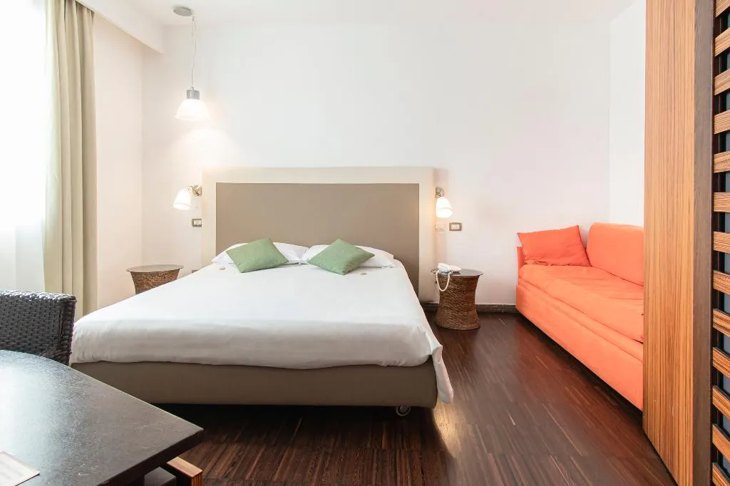 TRIPLE CLASSIC Room, Marina 10 Boutique & Design Hotel, Naples