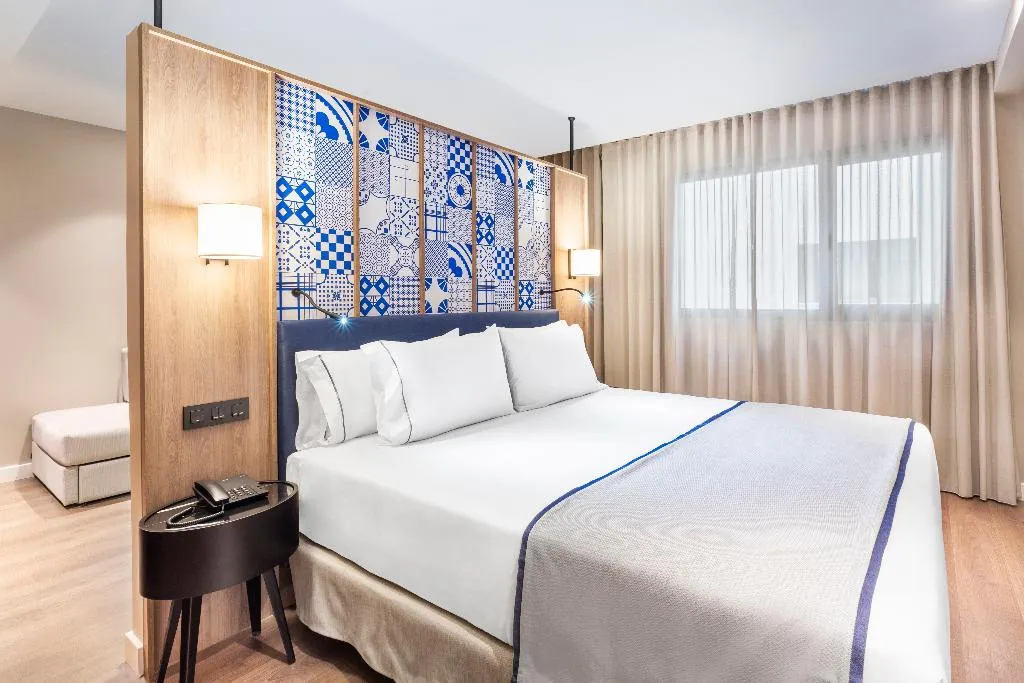 JUNIOR SUITE CAPACITY 4 Room, Eurostars Guadalquivir, Seville