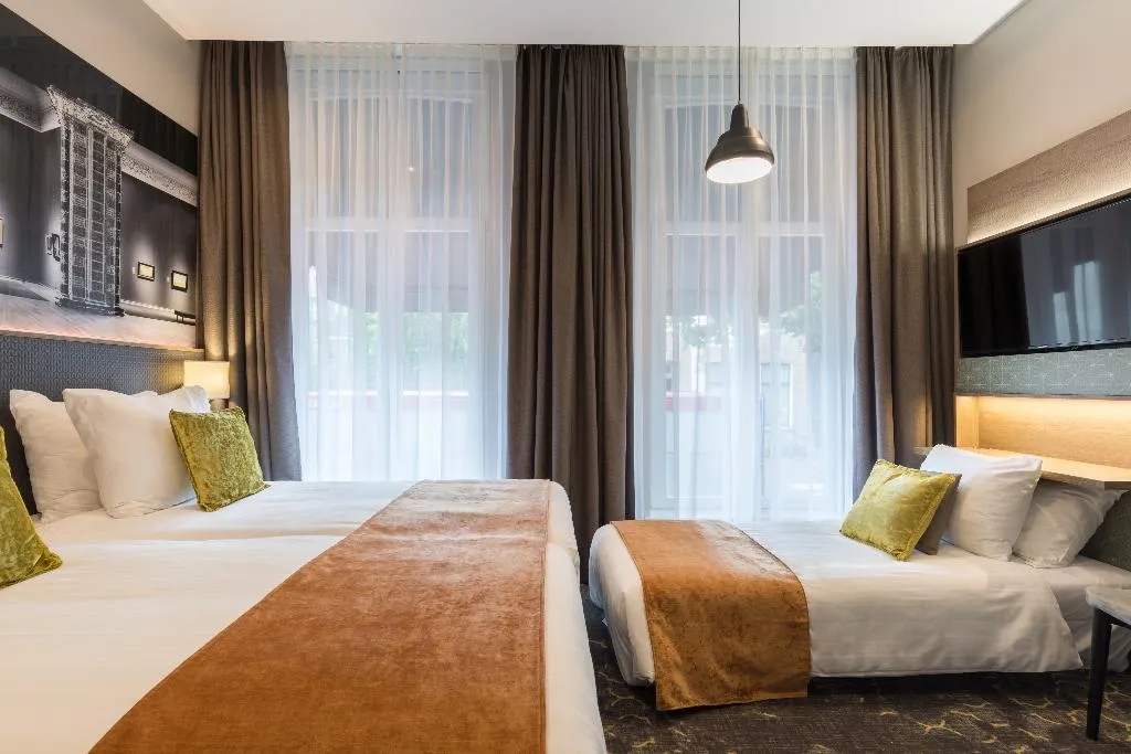 TRIPLE COMFORT Room, Leonardo Hotel Amsterdam Museum Quarter, Amsterdam