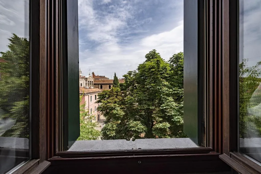 Room, A Tribute To Music, Venice