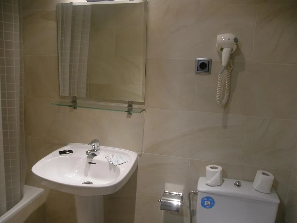 QUADRUPLE STANDARD Room, Hostal Matheu, Madrid