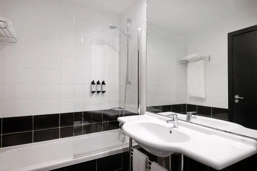 Double or Twin CITY VIEW QUEEN BED Room, Larios Málaga, Costa Del Sol
