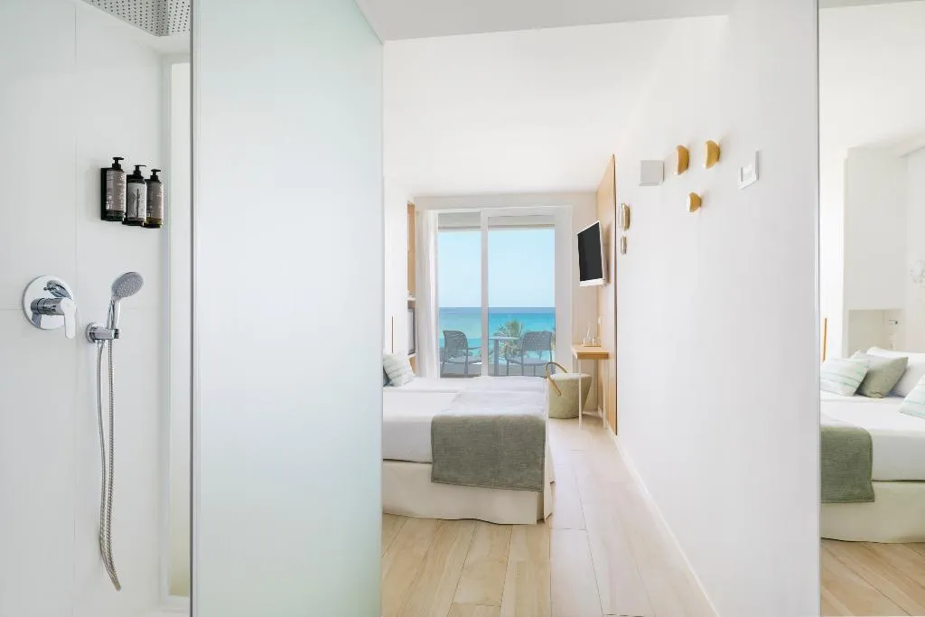 Double or Twin STANDARD Room, Iberostar Waves Bahía de Palma, Majorca