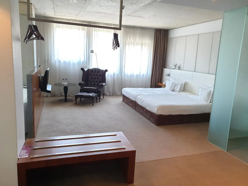 JUNIOR SUITE STANDARD Room, Graffit Gallery Hotel, Varna