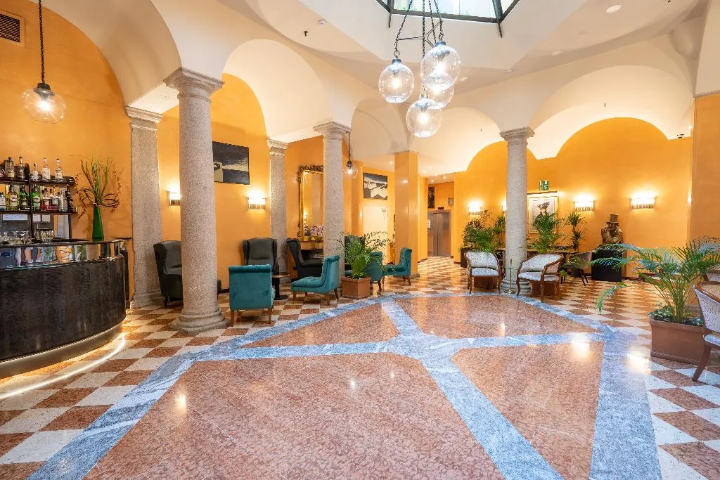Lobby, Regina, Milan