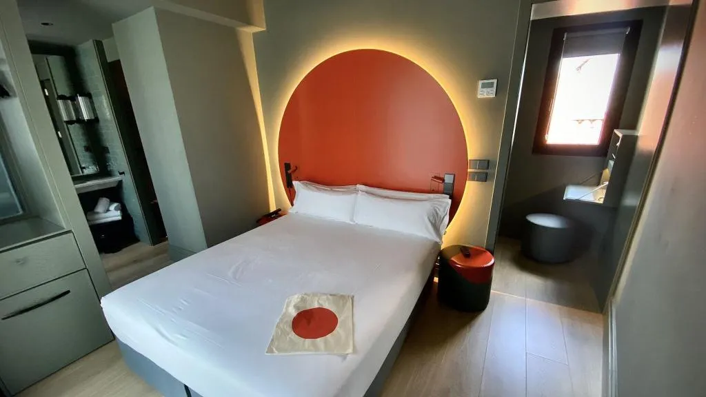 DOUBLE SUPERIOR QUEEN BED Room, Chic & Basic Dot, Madrid