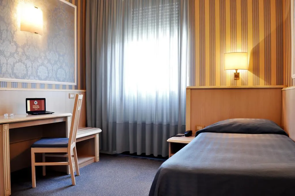 Room, Garda, Milan