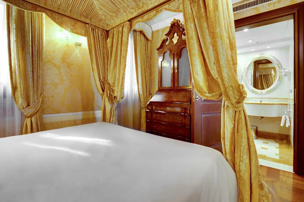 JUNIOR SUITE CAPACITY 4 Room, Canal Grande, Venice