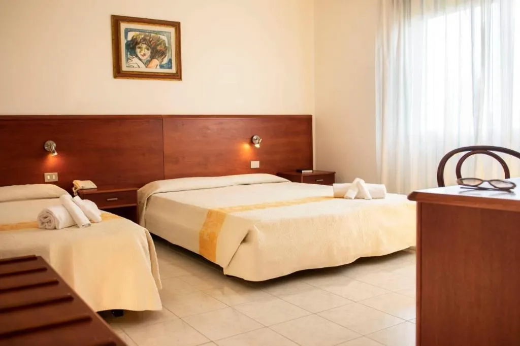 TRIPLE STANDARD Room, Hotel Califfo, Cagliari
