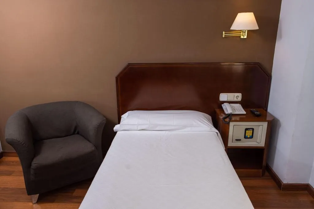 SINGLE STANDARD Room, Hotel Balneario Broquetas, Barcelona