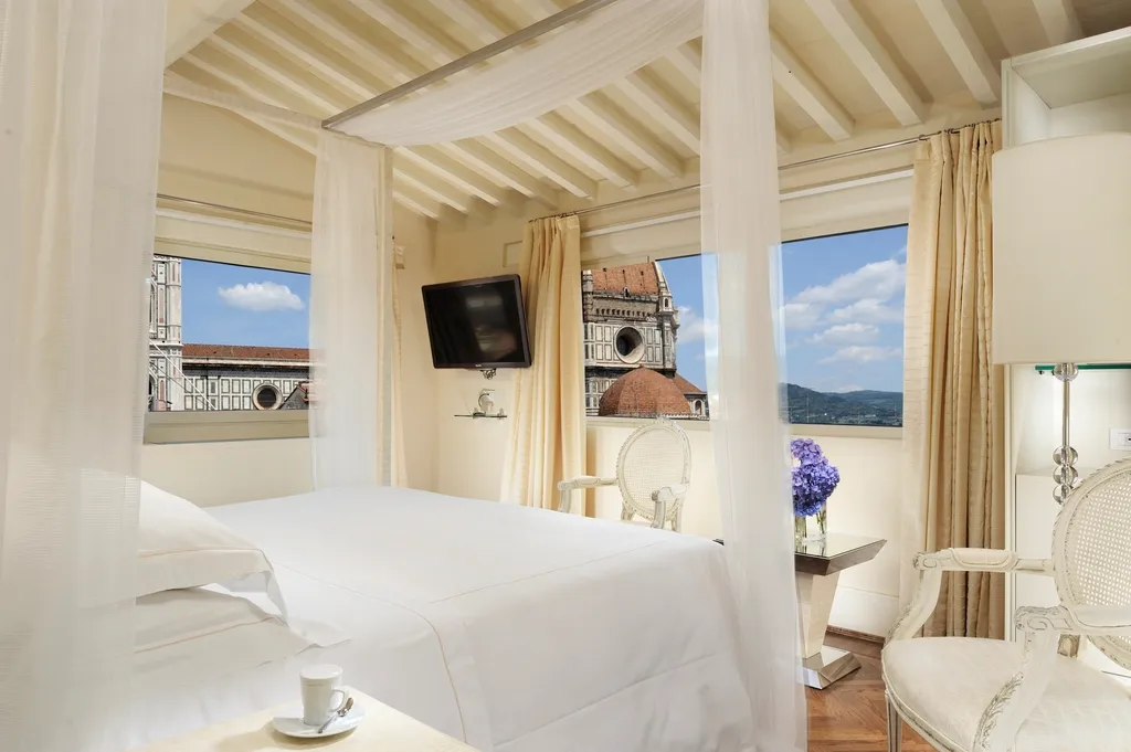 SUITE WITH PRIVATE POOL Room, Brunelleschi Hotel, Florence