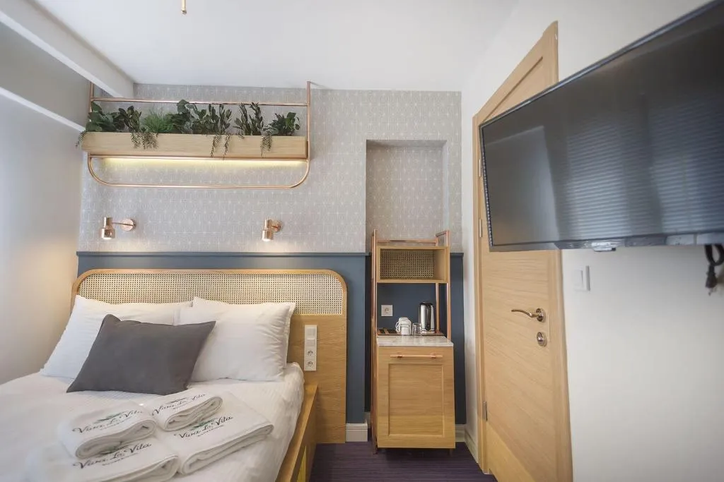 Room, Viva La Vita, Izmir