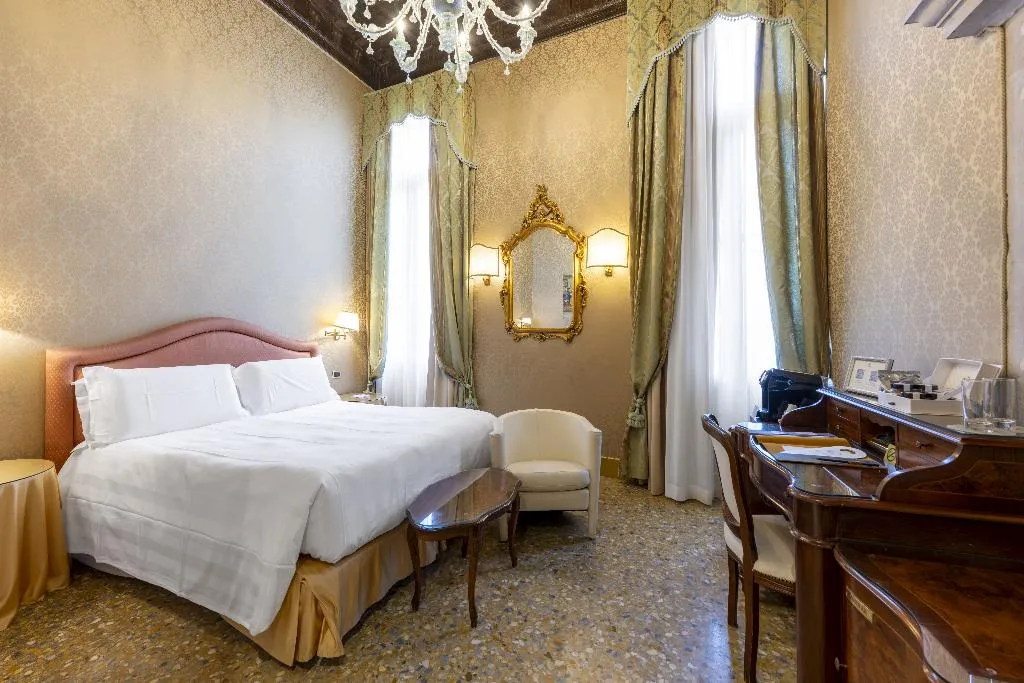 JUNIOR SUITE CANAL VIEW Room, Colombina, Venice