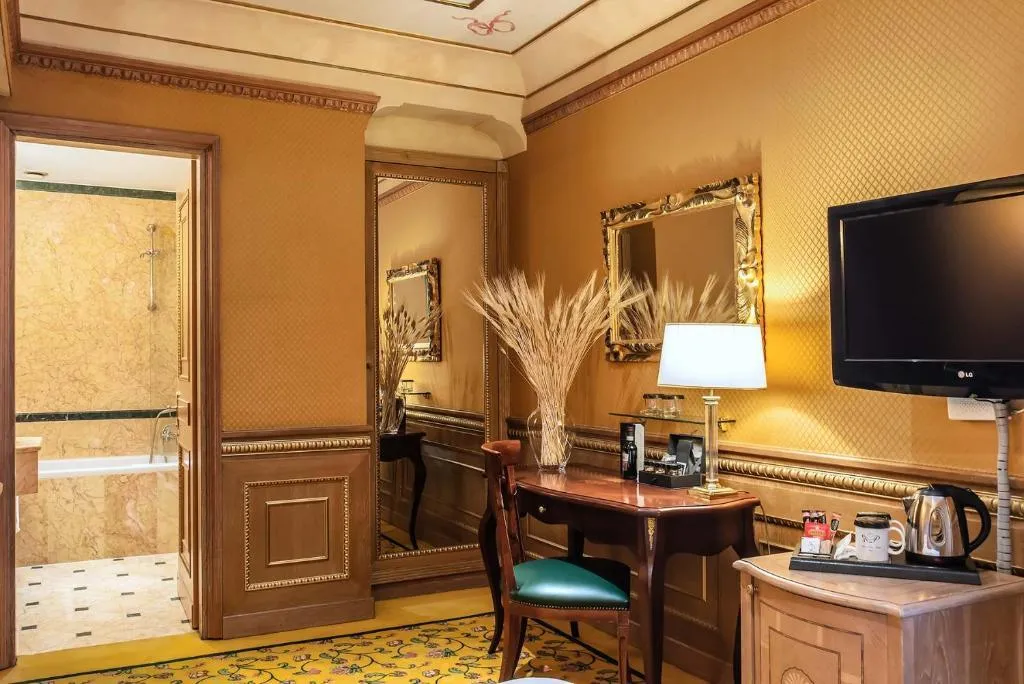 Double or Twin DELUXE Room, River Palace Hotel, Rome