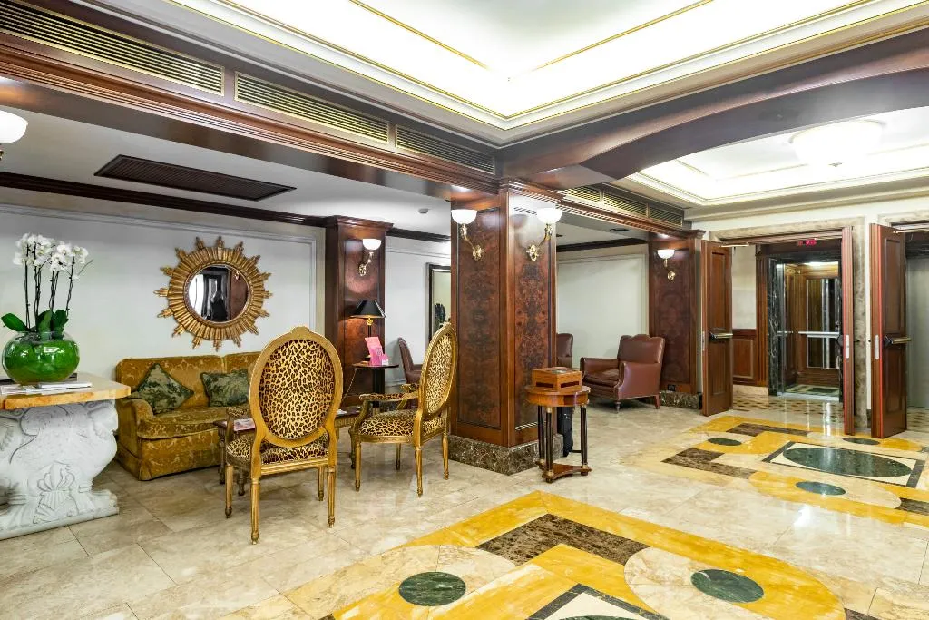 Lobby, River Chateau, Rome